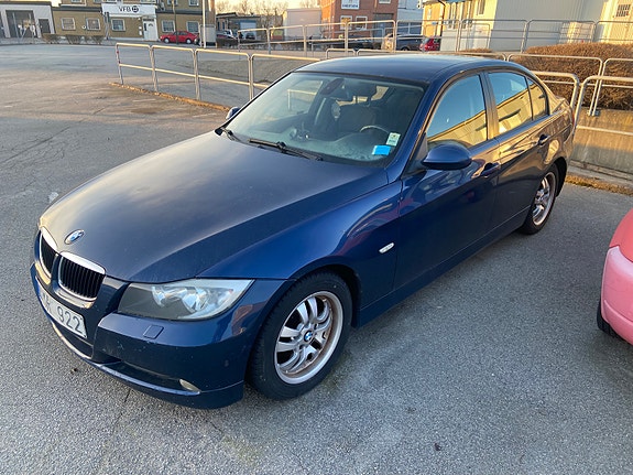 BMW 320i 3 of 5
