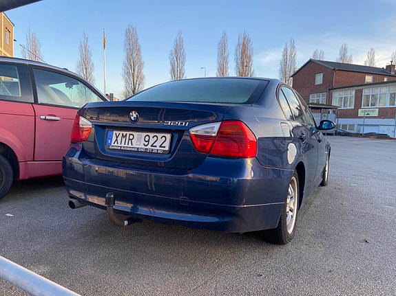 BMW 320i 2 of 5