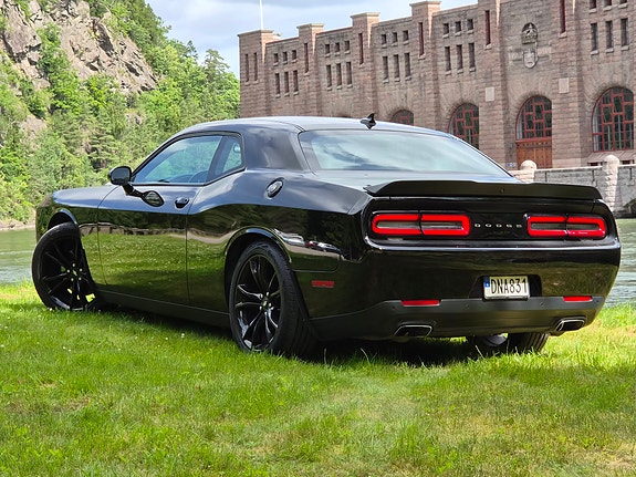 Dodge Challenger 3 of 5