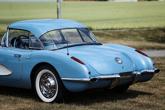 Chevrolet Corvette 10 of 22