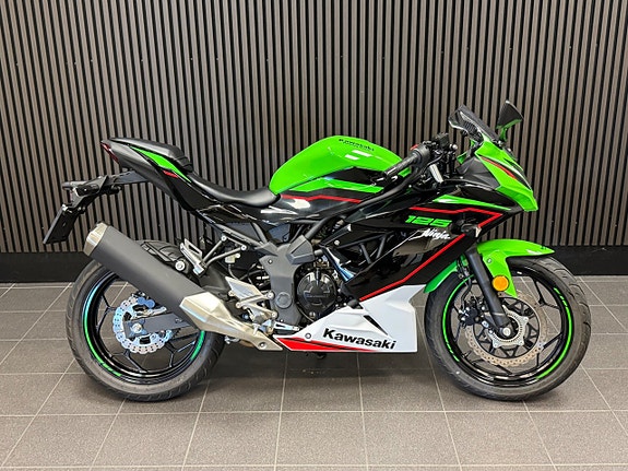 Kawasaki Ninja 125 2 of 5