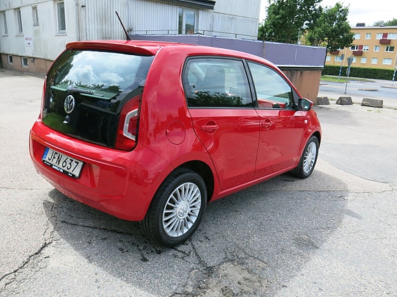 Volkswagen UP! 2 of 5