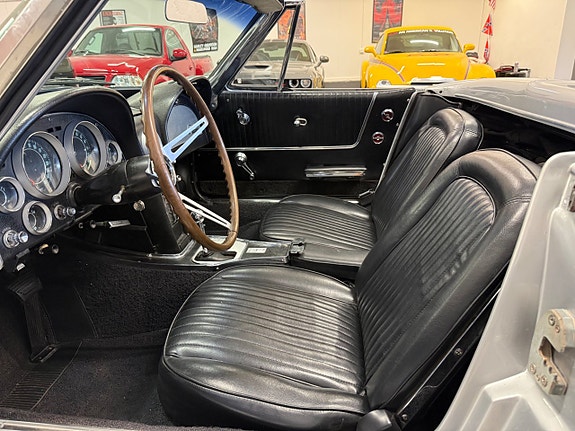 Chevrolet Corvette 21 of 30