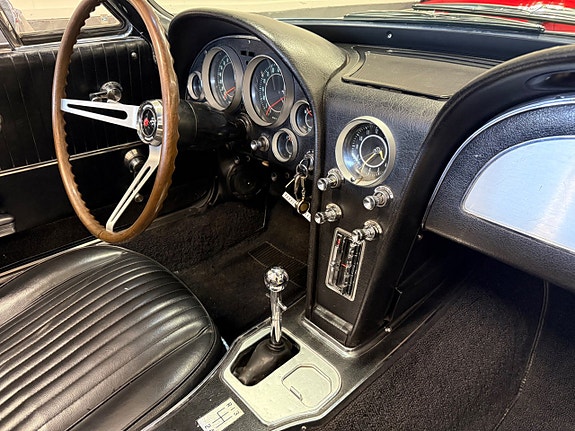 Chevrolet Corvette 26 of 30