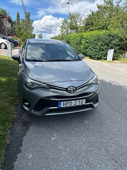 Toyota Avensis 2 of 5