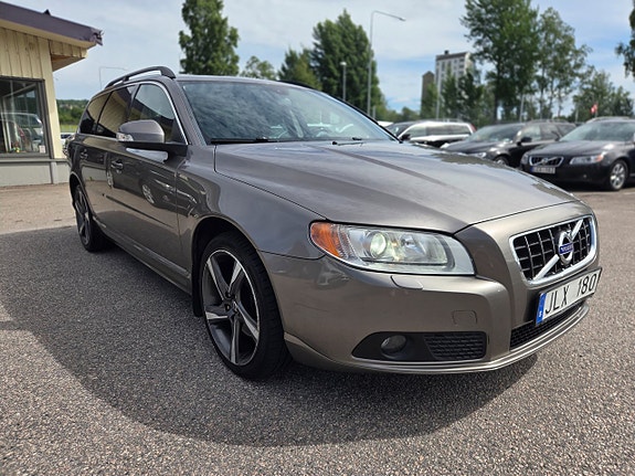 Volvo V70 2 of 7