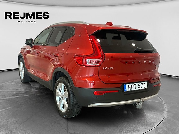 Volvo XC40 2 of 5