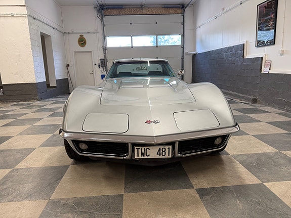 Chevrolet Corvette 4 of 5