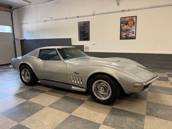 Chevrolet Corvette 2 of 5