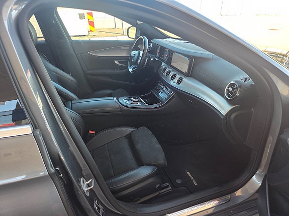 Mercedes-Benz E200 3 of 5