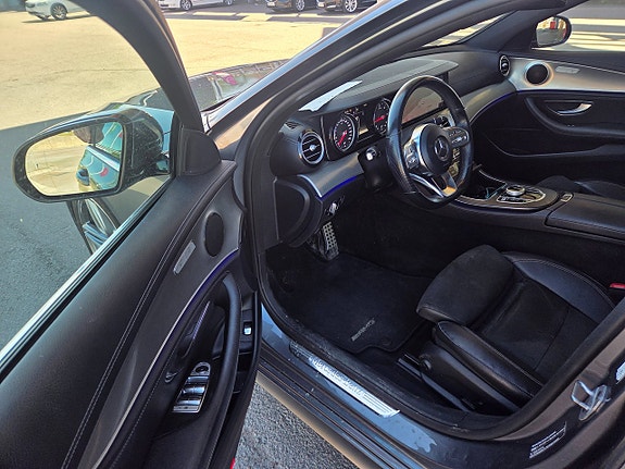 Mercedes-Benz E200 4 of 5