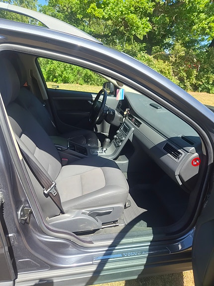 Volvo V70 2 of 5