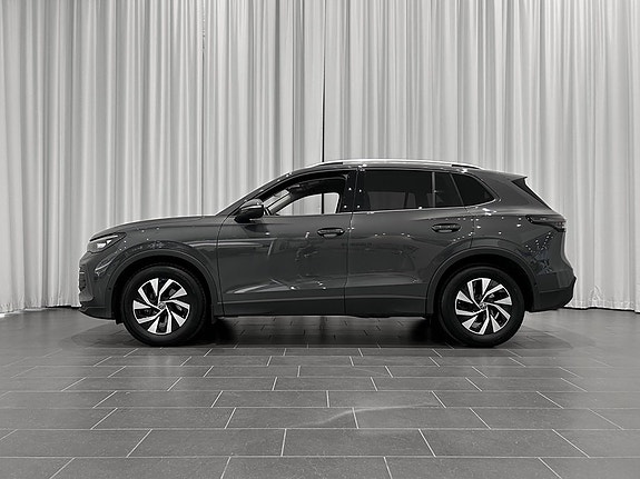 Volkswagen Tiguan 2 of 5