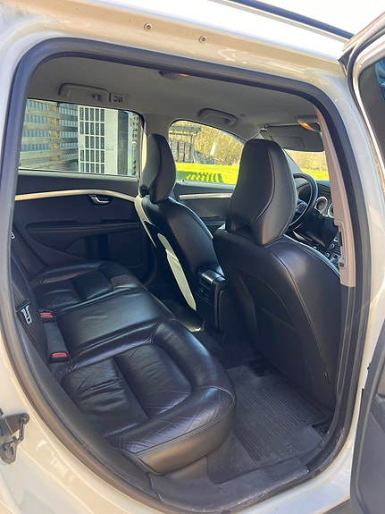 Volvo V70 4 of 5