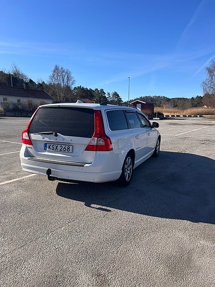 Volvo V70 3 of 5