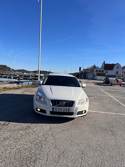 Volvo V70 2 of 5