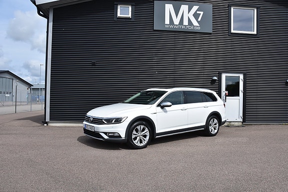 Volkswagen Passat Alltrack 2 of 5