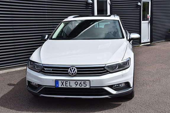 Volkswagen Passat Alltrack 3 of 5