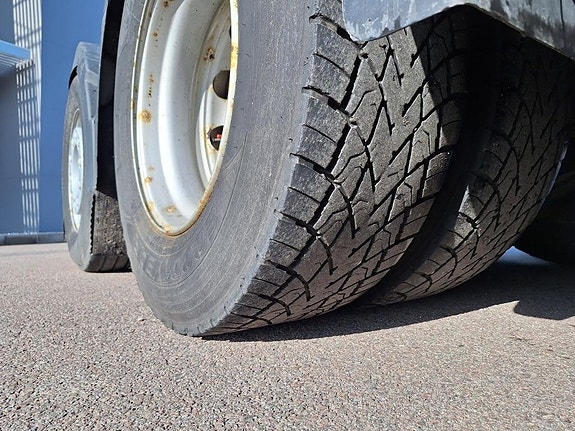 Volvo Vehicle Tractor 6x2-2 Standard 7 of 17