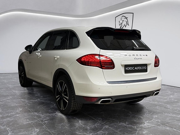 Porsche Cayenne 3 of 5