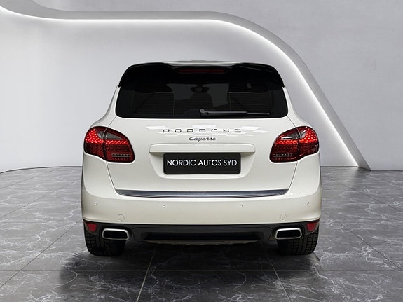Porsche Cayenne 4 of 5