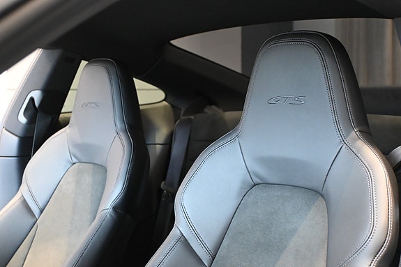Porsche 911 Carrera 4 GTS 15 of 23