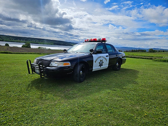 Ford Crown Victoria 2 of 5