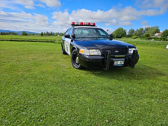 Ford Crown Victoria 3 of 5