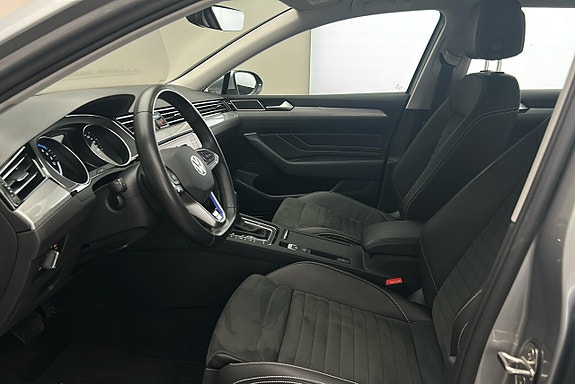 Volkswagen Passat 10 of 23