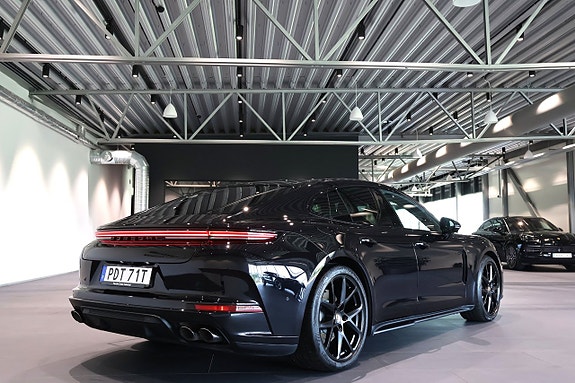 Porsche Panamera 4 5 of 5