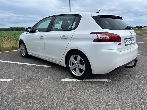 Peugeot 308 2 of 5