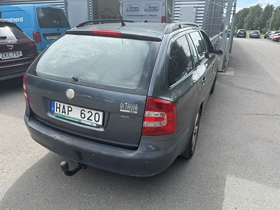 Skoda Octavia 2 of 5