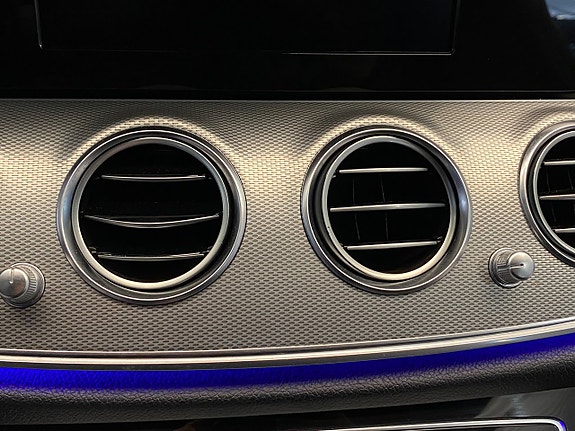 Mercedes-Benz E220 30 of 30
