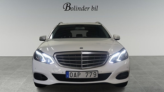 Mercedes-Benz E220 2 of 5