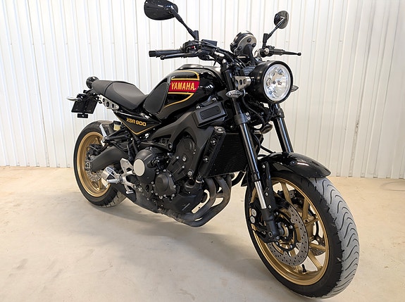 Yamaha XSR900 2 of 5