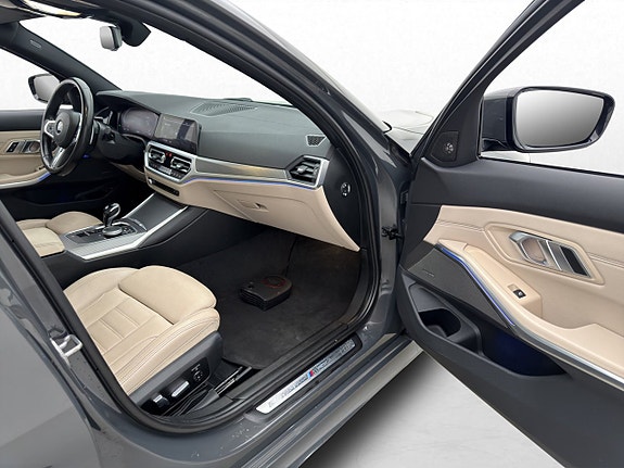 BMW 330i 24 of 30