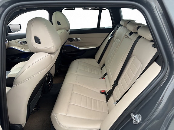 BMW 330i 25 of 30