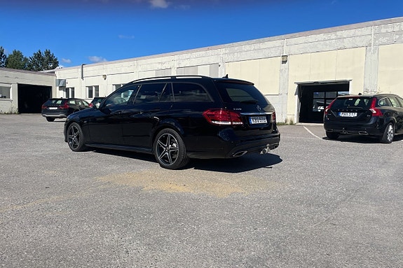 Mercedes-Benz E220 4 of 5