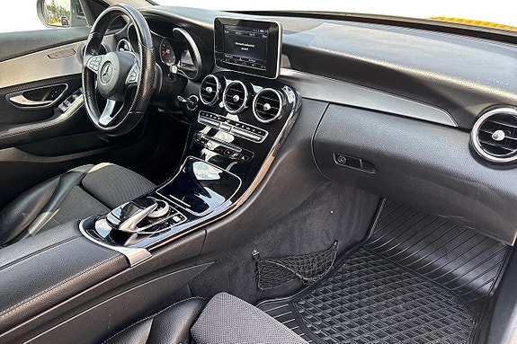 Mercedes-Benz C220 11 of 24
