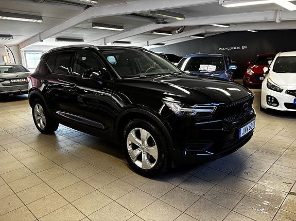Volvo XC40 2 of 5