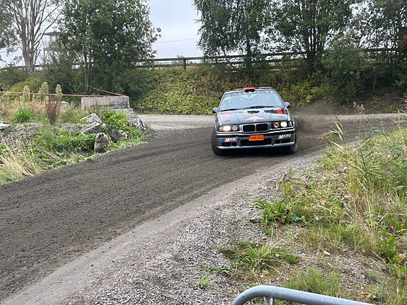 BMW 325i 6 of 6
