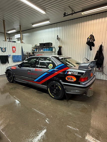 BMW 325i 4 of 5