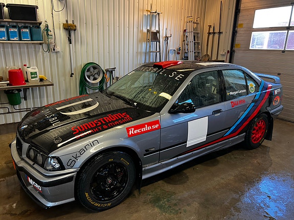 BMW 325i 2 of 5