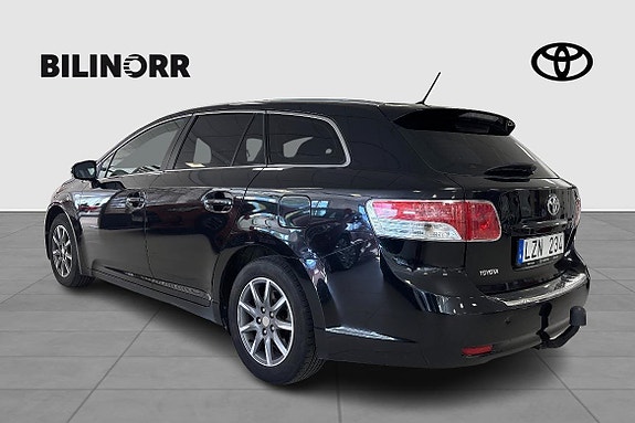 Toyota Avensis 2 of 5