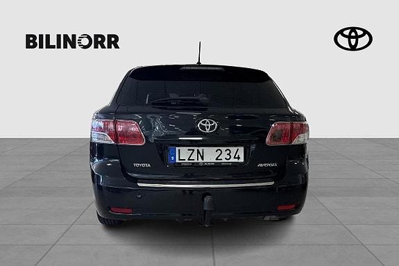 Toyota Avensis 4 of 5