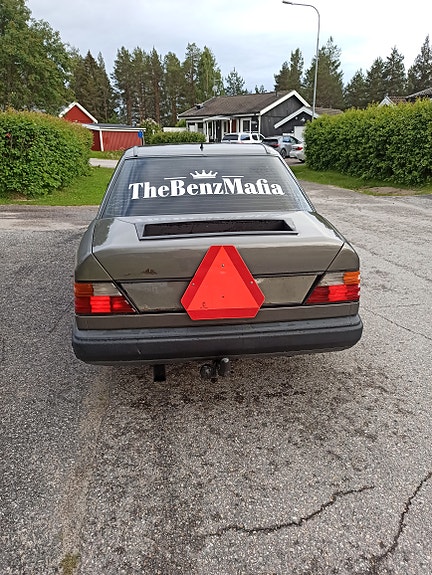 Mercedes-Benz 230 E 2 of 5