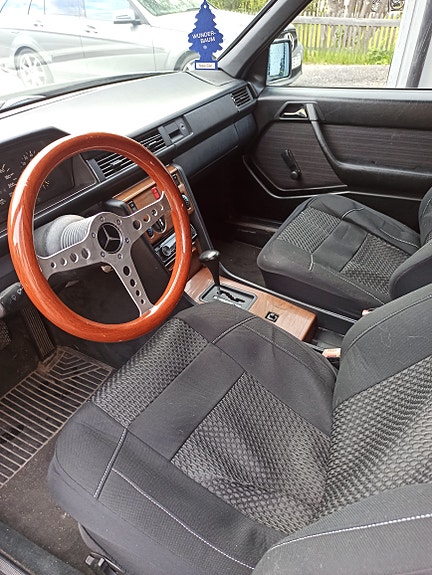 Mercedes-Benz 230 E 3 of 5