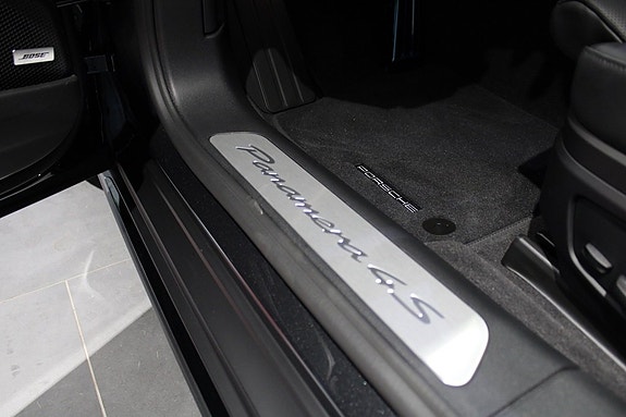 Porsche Panamera 4S 9 of 21