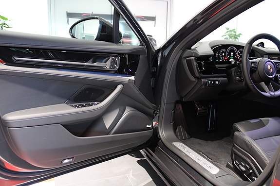 Porsche Panamera 4S 8 of 21