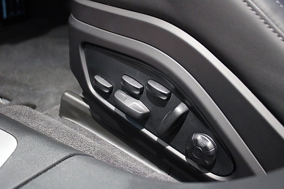 Porsche Panamera 4S 10 of 21